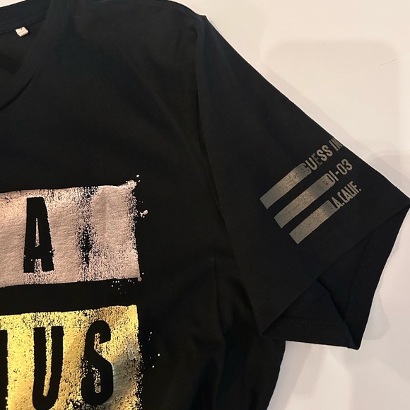 Guess T shirt gently worn, size L, 100% cotton, machine wash cold. - Picture 10 of 10